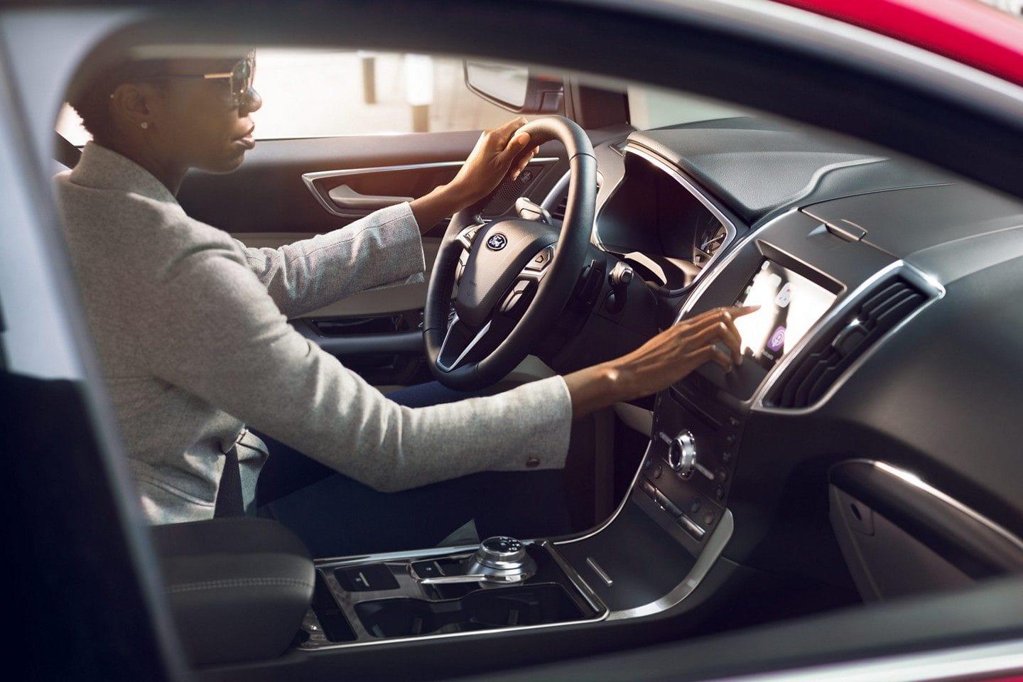 2019 Edge infotainment system in action with apple carplay
