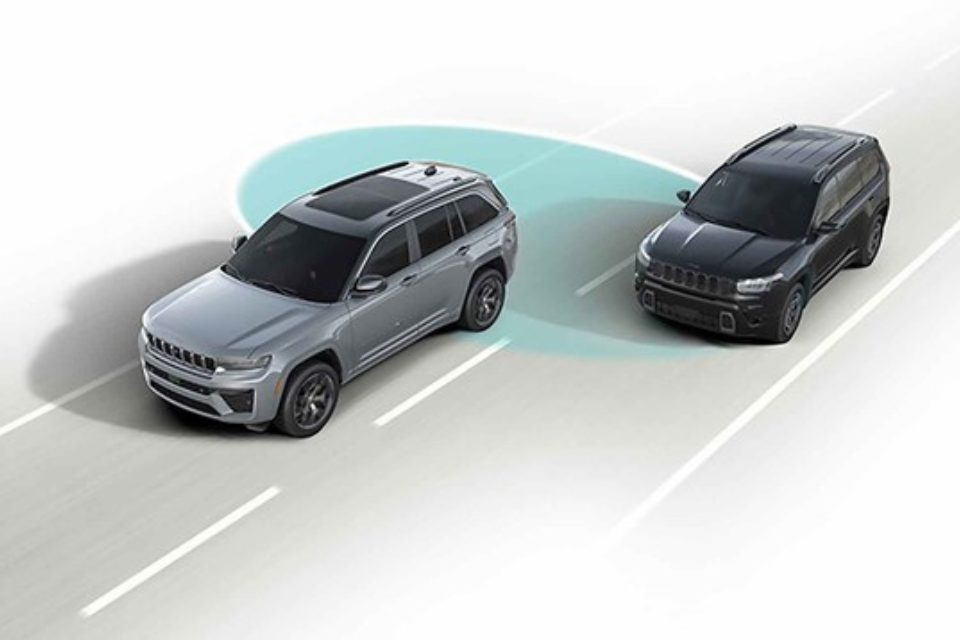 2026 Jeep Cherokee demonstrating blind spot monitoring system with radar sensors detecting a nearby vehicle.